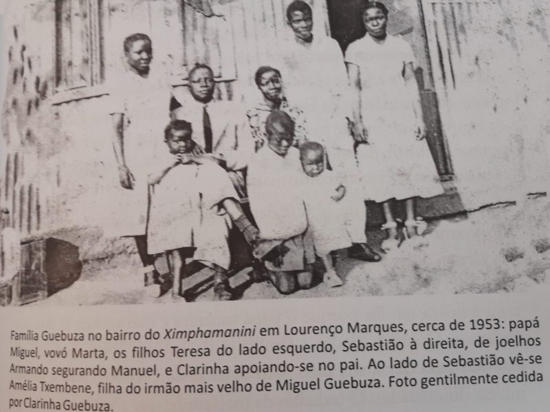 Familia Guebuza no bairro de Ximphamanini em 1953-Miguel Guebuza e Marta Guebuza com seus filhos Teresa, Sebastião, Armando segurando seu irmão Manuel e ClarinhaFamilia Guebuza no bairro de Ximphamanini em 1953-Miguel Guebuza e Marta Guebuza com seus filhos Teresa, Sebastião, Armando segurando seu irmão Manuel e Clarinha